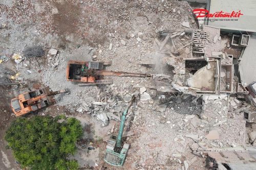 Gạch, bê tông, sắt thép được tập kết để vận chuyển ra khỏi hiện trường, tạo điều kiện cho các đơn vị triển khai thi công ngay sau khi tiếp nhận mặt bằng.