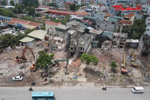 Nhiều ngôi nhà vẫn đang được tháo dỡ, máy móc hoạt động liên tục.
