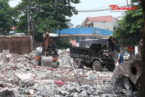 Máy móc được huy động hoạt động liên tục để thu gom, vận chuyển phế thải xây dựng sau khi các công trình được tháo dỡ.