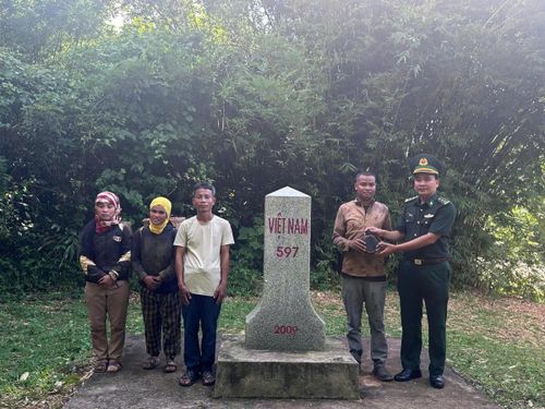 Đồn Biên phòng Hướng Phùng trao đổi tình hình và tiếp nhận thông tin về phần mộ liệt sĩ từ người dân. Ảnh: BPQT.