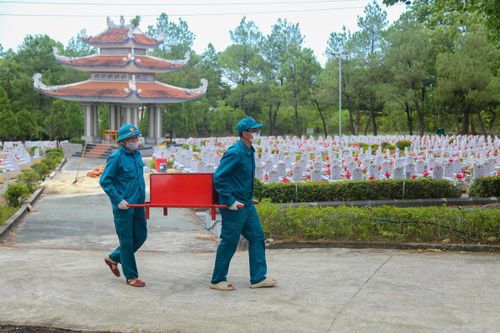 Công tác khai quật, lấy mẫu sinh phẩm phục vụ giám định AND để xác minh danh tính hài cốt liệt sĩ được tiến hành khẩn trương, cẩn trọng, tỉ mỉ.