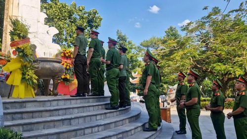 Không gian dường như lắng đọng trong khoảnh khắc đoàn người đến tri ân, viếng Anh hùng liệt sĩ. 