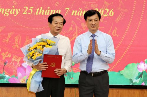 Ông Nguyễn Duy Ngọc, Ủy viên Bộ Chính trị, Bí thư Trung ương Đảng, Trưởng ban Tổ chức Trung ương trao quyết định của Bộ Chính trị điều động, phân công, chỉ định ông Đỗ Thanh Bình tham gia Ban Chấp hành, Ban Thường vụ giữ chức Bí thư Thành ủy Cần Thơ nhiệm kỳ 2025-2030. Ảnh TP