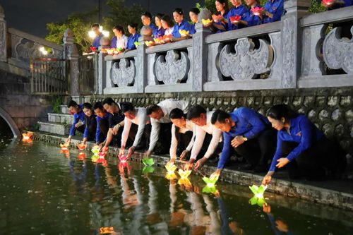 Các đại biểu thả hoa đăng tại lễ tri ân các Anh hùng liệt sĩ.