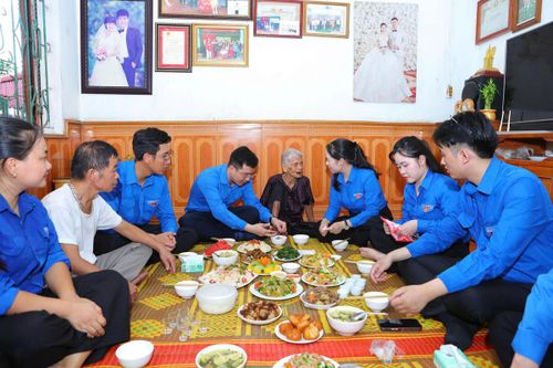 Các đại biểu dự "bữa cơm tri ân" tại nhà Mẹ Việt Nam anh hùng Lâm Thị Giã.