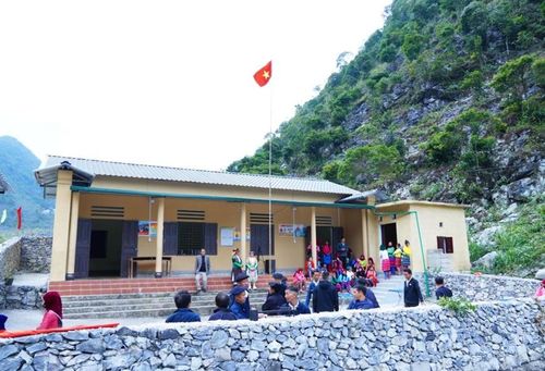 Nhà văn hóa cộng đồng thôn Sán Sì Lủng nơi đông vui hội họp, diễn văn nghệ, thể thao của người dân.