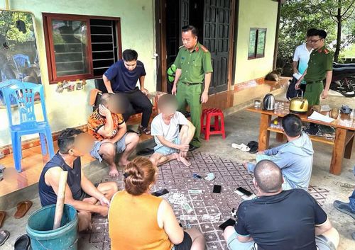 Lực lượng chức năng bắt quả tang các đối tượng đang sát phạt. Ảnh: Công an xã Văn Bàn.