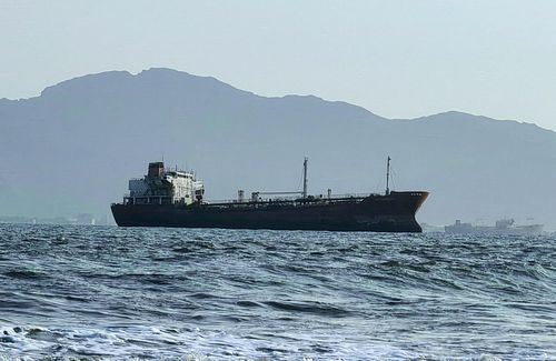 Một con tàu ở ngoài khơi cảng Aden (Yemen) ngày 23/7. Ảnh: Reuters. 