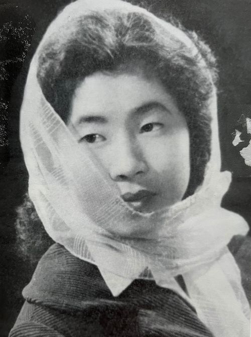 Chân dung chị Hiên do anh Giá chụp năm 1965. Ảnh chụp từ sách.