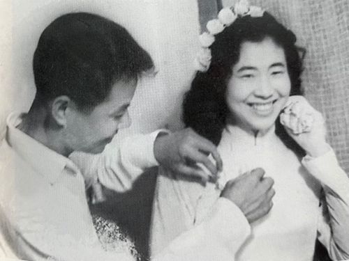 Anh Giá và chị Hiên sống chung chưa được hai tháng thì anh Giá nhận lệnh tập trung, đi làm nhiệm vụ đặc biệt. Ảnh chụp từ sách.