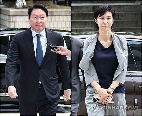 Chủ tịch Tập đoàn SK Chey Tae Won và bà Roh Soh Yeong đến khu phức hợp tòa án ở Seoul để tham dự phiên xét xử. Ảnh: Yonhap.