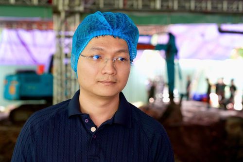 Giám định viên Bảo túc trực tại công viên Lê Thị Riêng để lấy mẫu. Ảnh: Văn Nguyện.