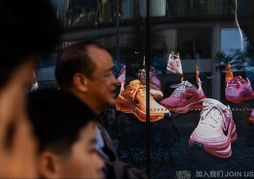  Nike buộc phải siết kênh phân phối để khôi phục giá trị thương hiệu, dù doanh số ngắn hạn có thể chịu ảnh hưởng. Ảnh: Maxim Shemetov/Reuters. 