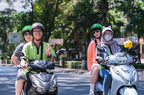Du khách Hàn Quốc lần đầu ngồi sau xe máy dạo phố phường TP.HCM năm 2024. Ảnh: Linh Huỳnh.