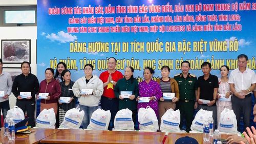  50 phần quà được trao tặng các gia đình chính sách và các em học sinh có hoàn cảnh khó khăn trên địa bàn tỉnh Đắk Lắk. 
