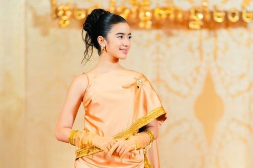  Sức hút của Norodom Jenna cũng được thể hiện trên mạng xã hội. Công chúa Campichia hiện sở hữu hơn 166.000 người theo dõi trên Instagram, hơn 293.000 người theo dõi trên Weibo, hơn 1 triệu lượt đăng ký trên YouTube và hơn 6 triệu người theo dõi trên TikTok. Đây là một trong những thành viên hoàng gia trẻ tuổi có sức ảnh hưởng nổi bật nhất Campuchia trên các nền tảng số. 
