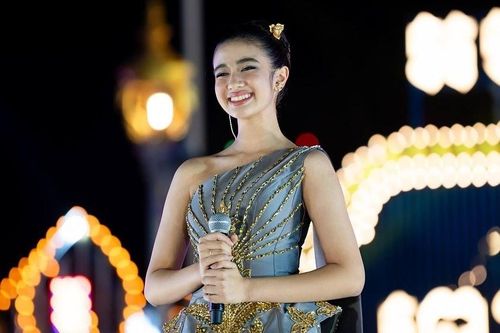  Bên cạnh tài năng nghệ thuật, Jenna còn gây ấn tượng với vẻ đẹp lai giữa mẹ người Campuchia và bố mang dòng máu Pháp. Cô sở hữu gương mặt thanh tú, đôi mắt to cùng thần thái cuốn hút. Dù mới ở tuổi thiếu niên, nữ công chúa thường xuất hiện với hình ảnh chỉn chu, thanh lịch, phù hợp với vai trò thành viên Hoàng gia. 