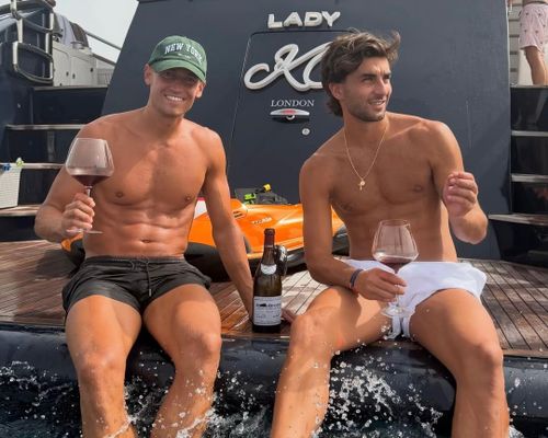 Bức ảnh của Ferran Torres và Marcos Llorente trên du thuyền nhận hơn một triệu lượt thích chỉ sau một ngày đăng tải. Ảnh: @marcosllorente.