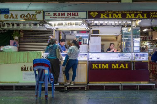 Trong khi đó, những sạp kinh doanh những mặt hàng xa xỉ còn mở cũng trong cảnh đìu hiu, vắng khách; tiểu thương ngồi bấm điện thoại hoặc trò chuyện. Ghi nhận cho thấy tại các tiệm còn mở cửa, chỉ lác đác vài khách đến mua sản phẩm. Khi được hỏi về dịch vụ thu mua vàng, một số cửa hàng vẫn giao dịch bình thường.