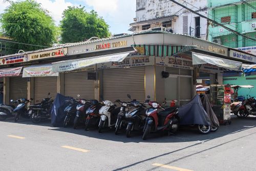 Ghi nhận trưa ngày 22/7, loạt kiosk bán kim cương trên đường Nguyễn Duy Dương, cạnh chợ An Đông cũng cửa đóng then cài. Đến ngày hôm sau, chỉ có cửa hàng Khánh Trinh mở cửa nhưng cũng vắng khách. Chỉ từ những tin đồn trên mạng xã hội hồi đầu tháng 5, những biến cố liên tiếp trên thị trường kim cương sau đó đã khiến hàng loạt thương hiệu mất thanh khoản, dừng kinh doanh, nhiều chủ hàng bị khởi tố, người dân mất niềm tin.