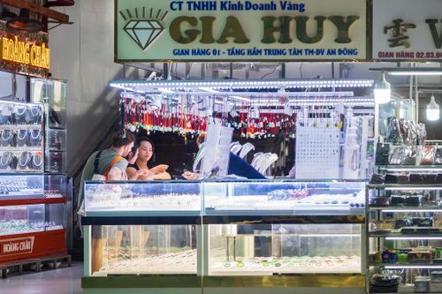 Phần lớn tiểu thương bán vàng, kim cương gắn bó với chợ An Đông hàng chục năm, cửa hàng truyền từ đời này sang đời khác. Theo các tiểu thương, việc thiếu người nối nghề, các đợt kiểm tra thị trường và sự cạnh tranh từ các thương hiệu lớn đã khiến hoạt động kinh doanh tại đây kém sôi động hơn trước.