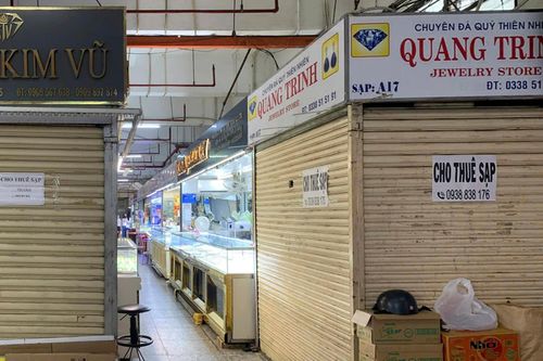Khi tìm đến nơi mua bán những mặt hàng xa xỉ này, không khó để bắt gặp nhiều kiosk đóng kín cửa, treo bảng cho thuê. Các tiểu thương xung quanh cho biết nhiều chủ tiệm đã trả mặt bằng từ sau các đợt kiểm tra thị trường trước đó, cùng với việc buôn bán tại chợ ngày càng ế ẩm.
