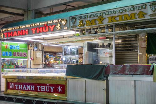Tiểu thương khác còn cho biết vài sạp chỉ tạm đóng vì đi du lịch.
