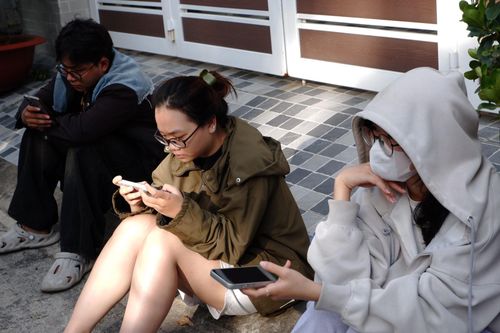 Nhóm khách hàng ngồi chờ từ sớm để có thể mua được món sữa tuyết Vân Nam.