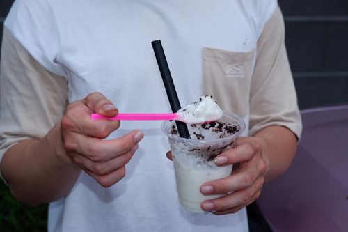 Sữa tuyết được kết hợp với topping bánh Oreo.