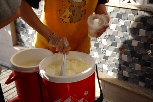 Sữa phải được cào bằng tay hoàn toàn để tạo nên kết cấu tơi mịn như tuyết.
