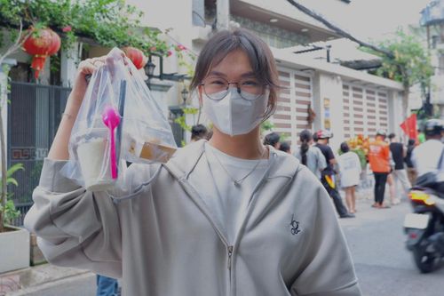 Kim Thanh chờ hơn 2 tiếng để mua món sữa tuyết đang hot.