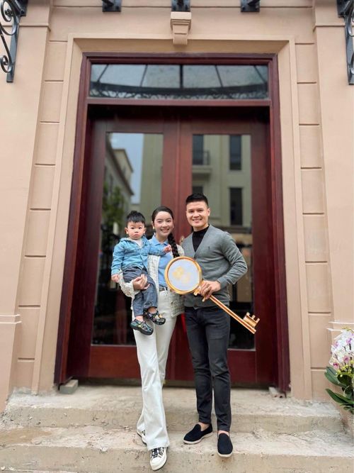 Gia đình Quang Hải chụp hình trước căn biệt thự mới mua. Ảnh: Chu Thanh Huyền/Facebook.