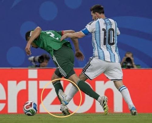 Pha va chạm gây tranh cãi của Messi với Mandi. Ảnh: Chụp màn hình.