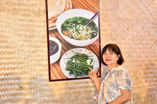 Du khách check-in tại không gian Lễ hội Don An Phú