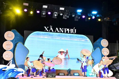 Những tiết mục văn nghệ đặc sắc góp phần tạo nên không gian văn hóa đặc sắc tại lễ hội