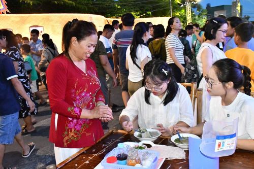 Du khách thích thú thưởng thức don An Phú