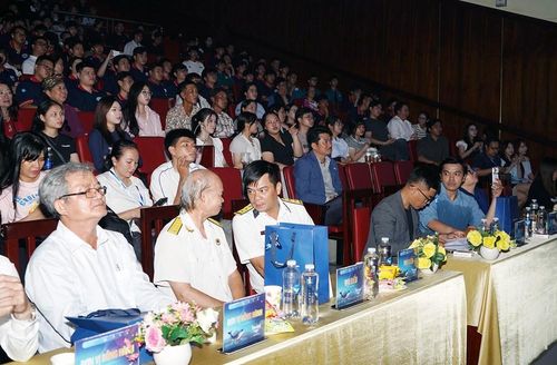 Đại biểu và sinh viên xem chương trình