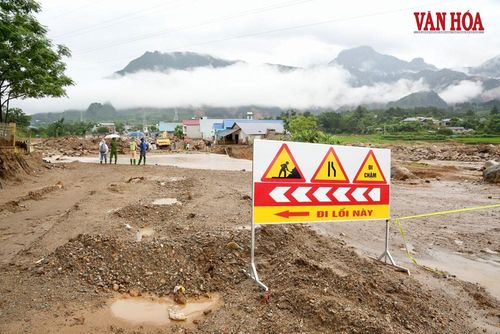 Tại một số vị trí bị ảnh hưởng nặng nề, giao thông chia cắt được căng dây, đặt biển cảnh báo