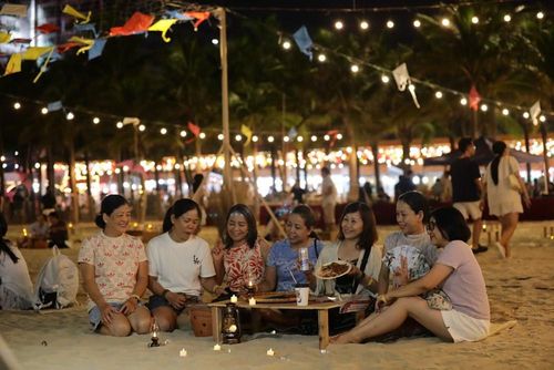 Du khách thích thú trải nghiệm không gian chương trình