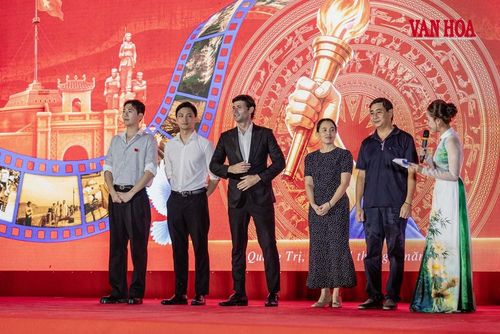 Thành viên đoàn làm phim giao lưu cùng khán giả