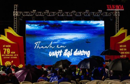 Bộ phim "Thanh âm vượt đại dương" được chiếu tại phường Quảng Trị thu hút đông đảo người xem