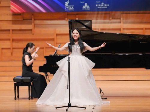 Đồng hành cùng nữ sinh còn có TS - NSƯT Minh Trang, người đệm piano cho em trong quá trình học tập và dự thi