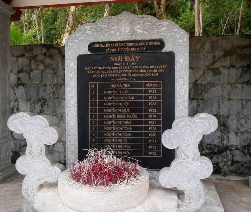 Tên tuổi 11 dân công hỏa tuyến hi sinh ngày 2.4.1953 được khắc ghi tại nhà bia tưởng niệm trước cửa Hang Co Phương