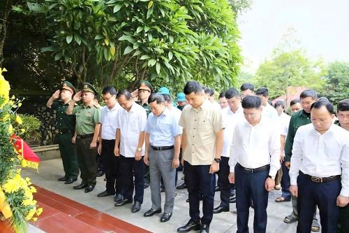 Phó Bí thư Thường trực Tỉnh ủy Thanh Hóa Nguyễn Hồng Phong cùng các đại biểu dành phút mặc niệm tưởng nhớ các Anh hùng liệt sĩ tại Khu Di tích lịch sử cách mạng quốc gia Hang Co Phương. Ảnh: Quốc Hương