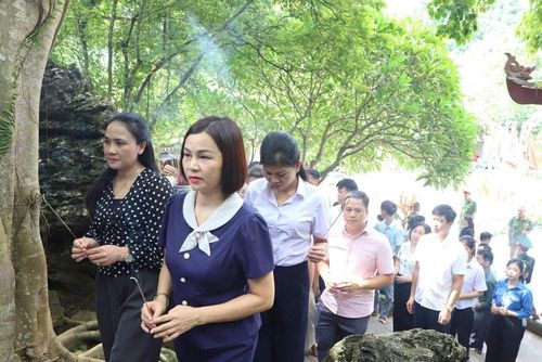 Đông đảo cán bộ và nhân dân thành kính dâng hương tưởng niệm các Anh hùng liệt sĩ tại Khu Di tích lịch sử cách mạng quốc gia Hang Co Phương