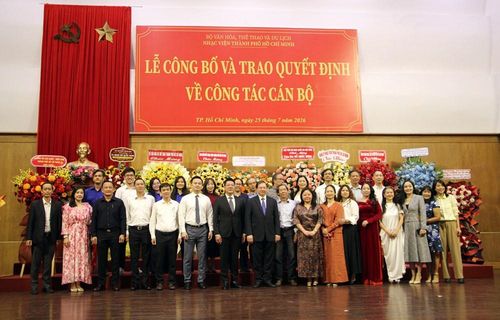 Các đại biểu chụp ảnh lưu niệm
