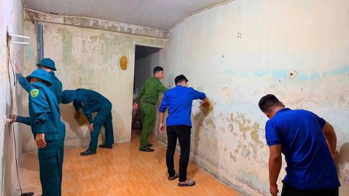 Đoàn viên, thanh niên cùng các lực lượng phường Hạc Thành sửa chữa nhà ở cho bà Nguyễn Thị Hòa, vợ liệt sĩ Nguyễn Duy Cậy