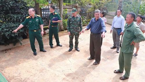 Cùng với nhân chứng, đoàn công tác đã tiến hành khảo sát tại nhiều vị trí khu vực Đồi 722 - Đắk Sắk.