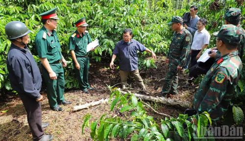 Lực lượng chức năng phối hợp với chính quyền địa phương và người dân khảo sát các vị trí nghi có hài cốt liệt sĩ trong vùng sản xuất của người dân.