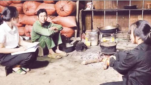 Trợ giúp viên pháp lý Trung tâm trợ giúp pháp lý tỉnh Lào Cai tư vấn quy định pháp luật về đất đai cho người dân. (Ảnh: KIỀU OANH)